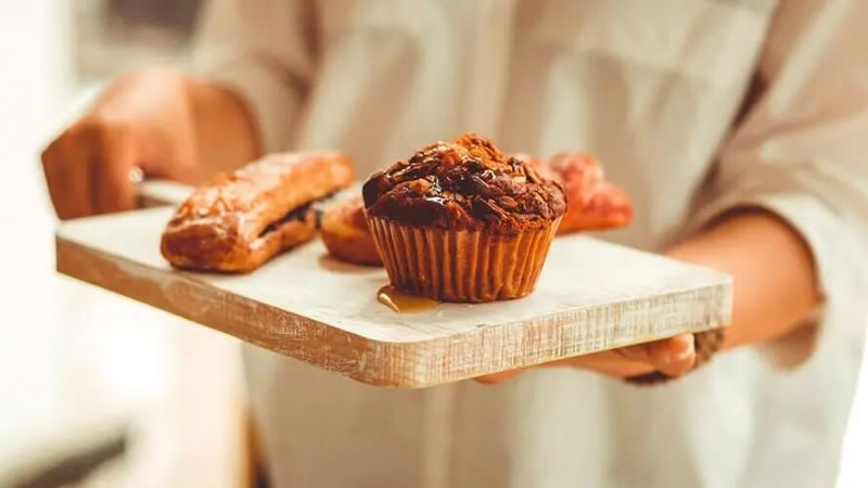木瓜蛋白酶在烘焙食品中降低面粉筋度，使面包緊實柔軟